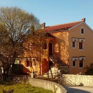 https://apartments-laura.primorje-gorskikotar.com