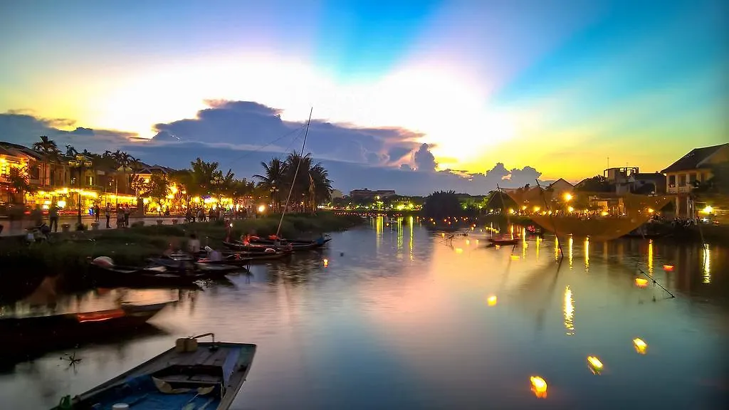Flame Flowers Homestay Hội An